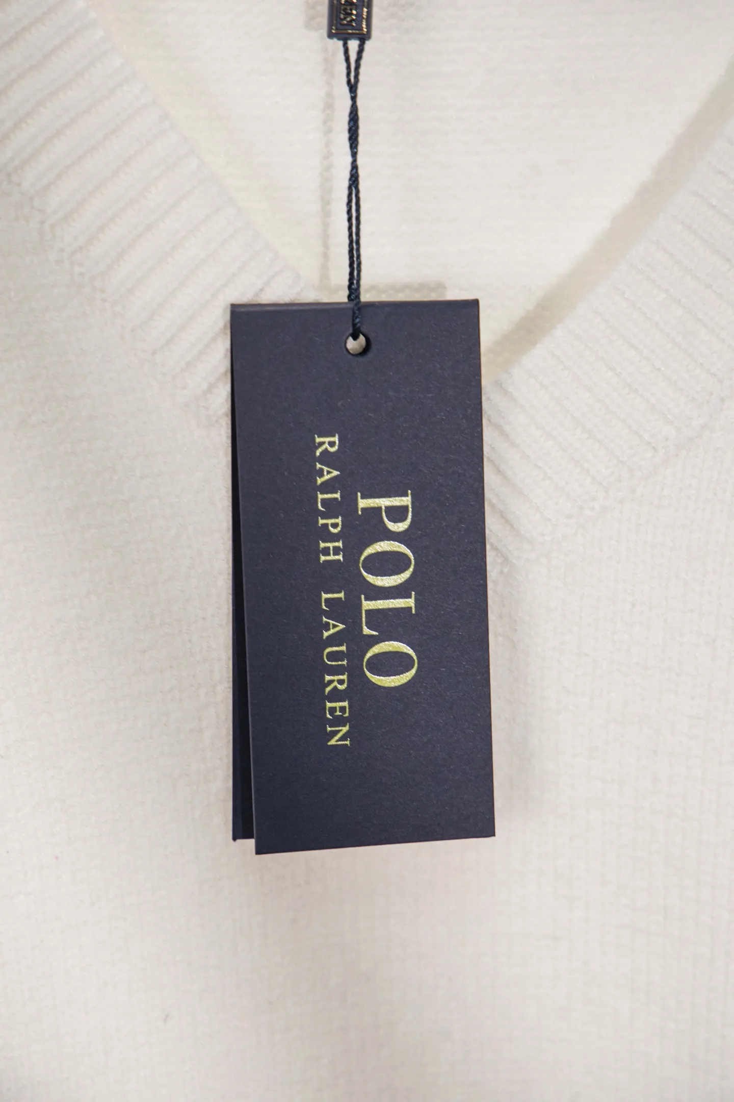 P210 Style number: Y197 Ralph Lauren men's crew neck sweater men's hemp flower original collar sweater. The version is really good-looking. It can be worn alone or as a jacket to be worn inside or outside. The upper body shows personal fashion charm. Four colors are available. The same style for men and women. A must-see item for new summer products. Tag, hanging grain, washed, packaging bag, full set of accessories. Very good appearance. Super exquisite workmanship. Size: S-XL